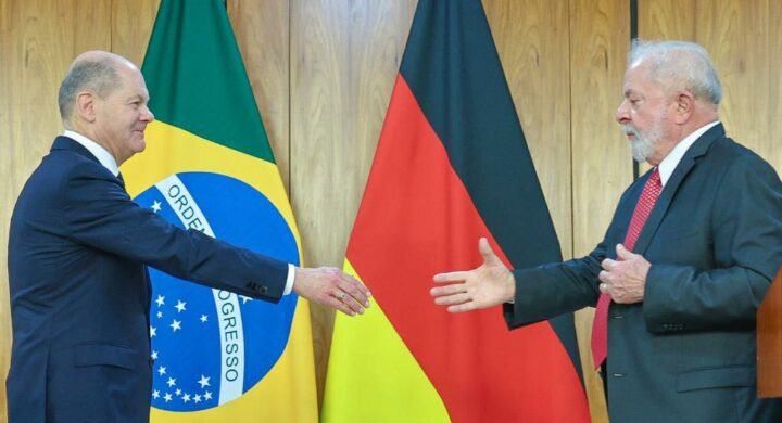 formichenews's tweet photo. La visita del cancelliere Scholz in Argentina, Brasile e Cile arriva mentre l’Ue progetta di includere il Sudamerica nei piani di diversificazione da Pechino per l’approvvigionamento di materie prime. Su tutte il litio. 

https://t.co/IDFsgfFkrA https://t.co/2JXb9moLeV