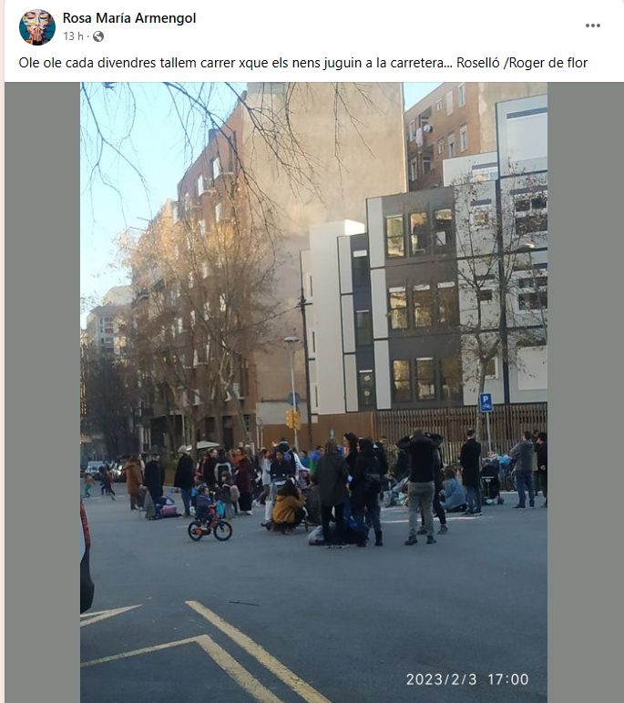 OnVasBarcelona's tweet photo. Com els parcs de Barcelona estan abandonats o són inservibles pels colaueros, han de tallar els carrers perque 4 pares i els seus nens adoctrinats juguin al mig del carrer i aixi demostrar que la ciutat és només seva https://t.co/zLaHCsbiHa
