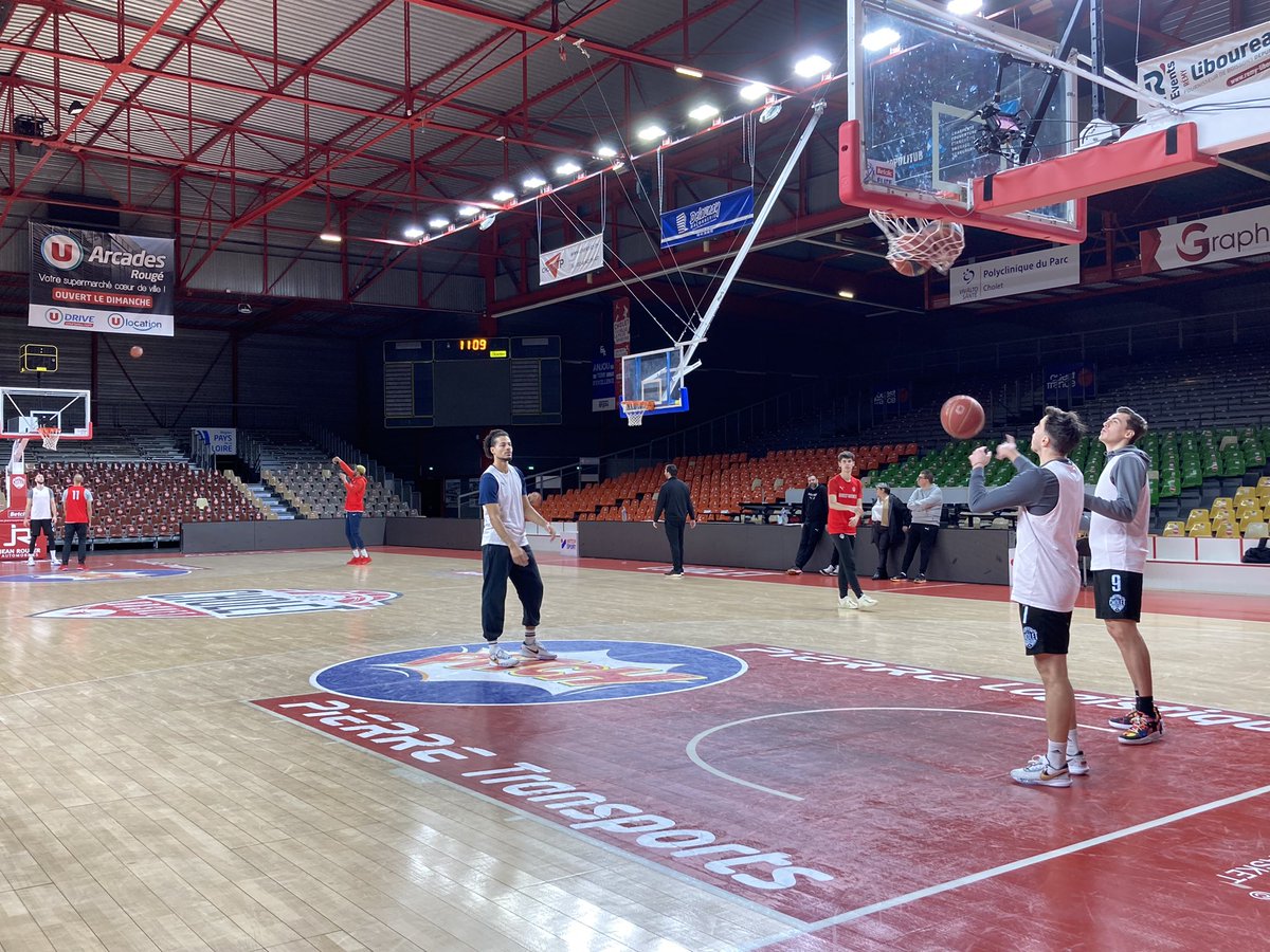 F3PaysdelaLoire's tweet photo. Les équipes se préparent pour LE match de derby de #basket 🏀 @CB_officiel @MSB_Officiel avec @AnthonyBrulez @SimonDarnauzan et @laurastriano  
Rdv à 15h10 sur notre antenne 📺 et sur la plateforme https://t.co/jQaYSTHsrW📱 
En direct de la Meilleraie 
➡️https://t.co/MfUAvNxMPw https://t.co/THc8JeORLv