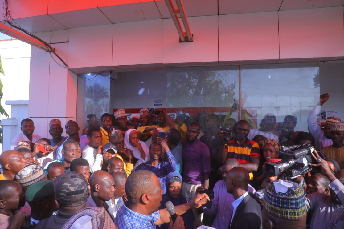 HaleeAbatcha's tweet photo. #BornoUpdate
#ZulumSymphathizedWithResidents
After releasing Salary,Bank do nt have enuf cash 2give ppl,even d old notes re nt available @GovBorno cried after seeing ppl especially less privileged struggling at ATM to withdraw cash. It has affected commercial activities he added. https://t.co/Dsqnc1r1Ec