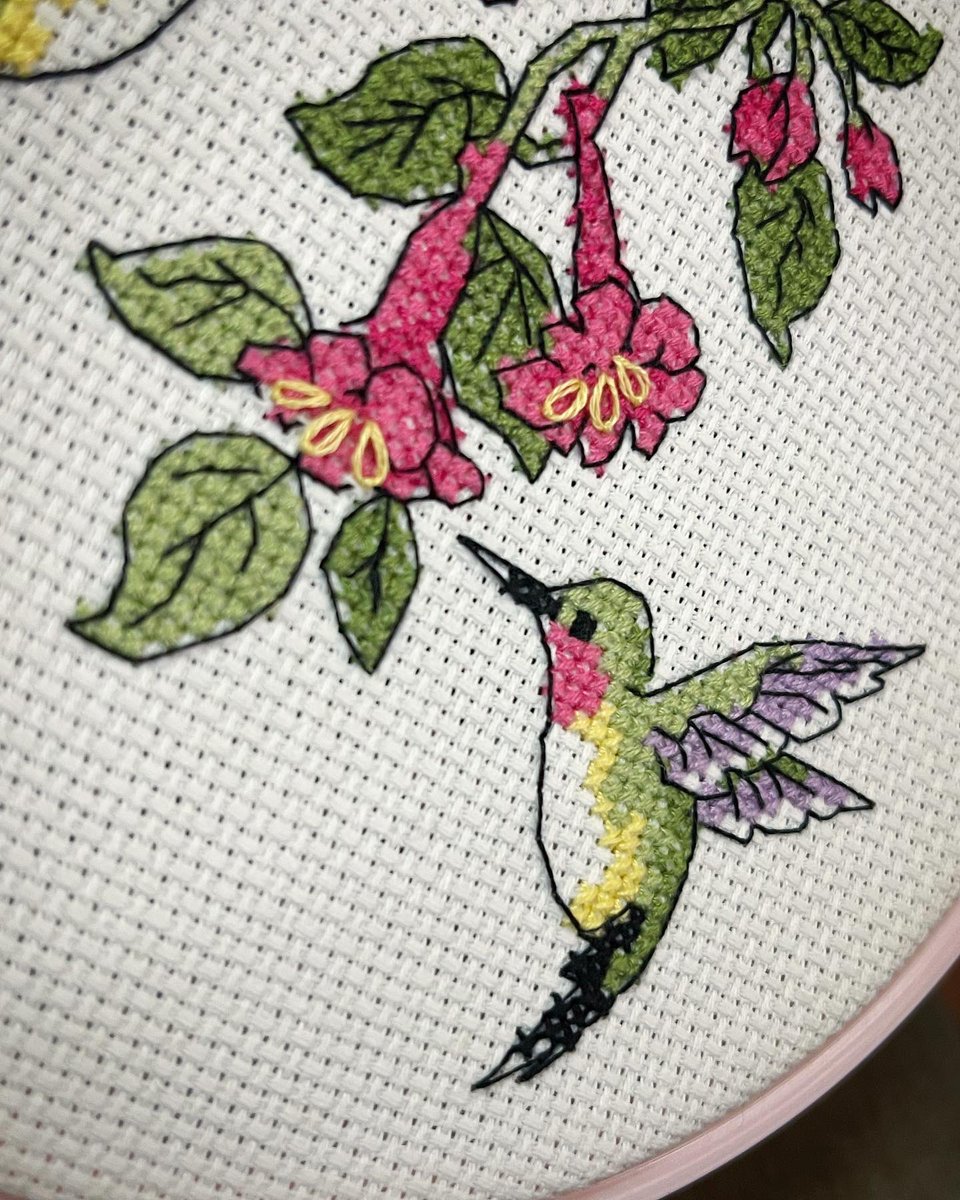 NatCBrooks's tweet photo. Cute little Hummingbird cross stitch completed! 🕊️🌺🌿 Dimensions kit on 14ct aida, simple but effective ☺️💞
#craftynat83 #crossstitch #dimensionscrossstitch #hummingbirdduo #colourful #bold #smallbuteffective #stitchingtime #cute https://t.co/Rhu862yybK