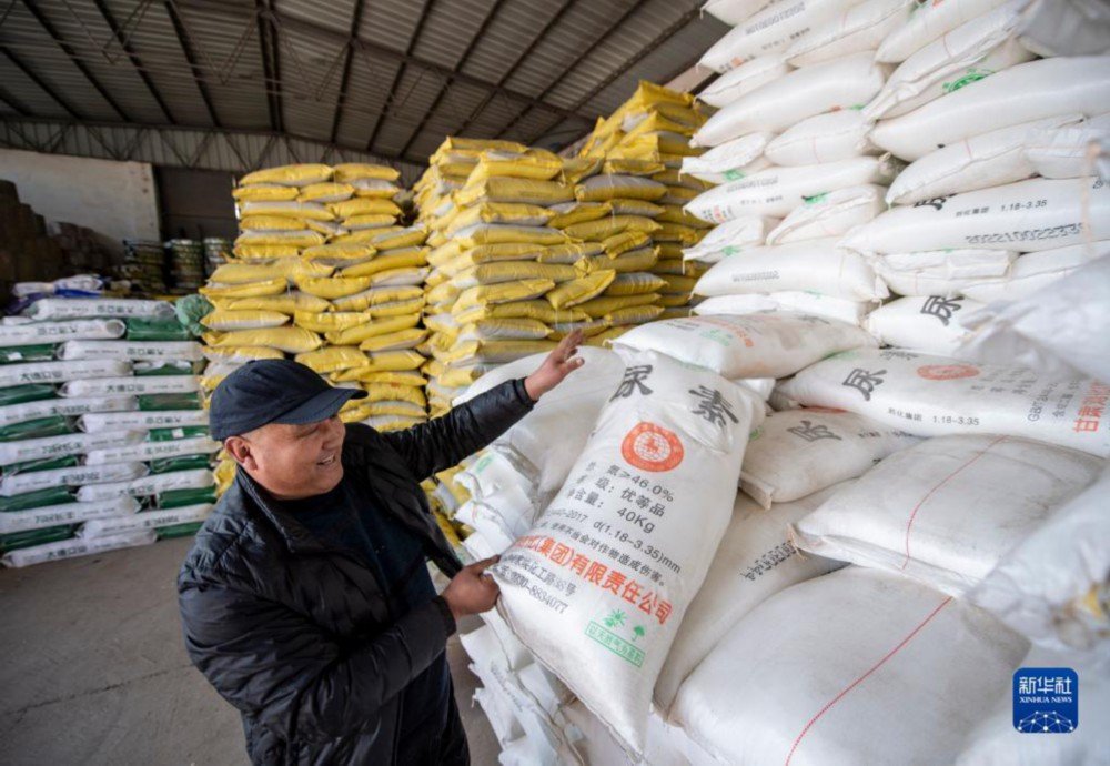 ShuhaiMiao's tweet image. Celebrating the arrival of spring, farmers across China prep for plowing. Workers build steel-frame sheds, graft watermelon seedlings, check seedling growth, &amp;amp; manage agricultural materials. A busy time for all! #SpringPlowing  @ChinaDaily