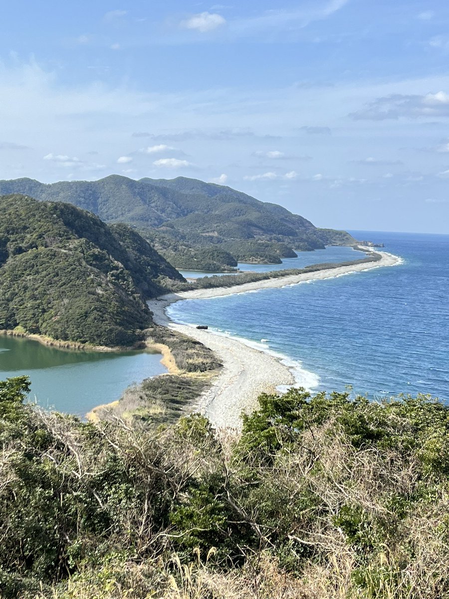 Pt2oV's tweet photo. 右が海で左が池の不思議な風景
#長目の浜 https://t.co/dUItCm0TkZ