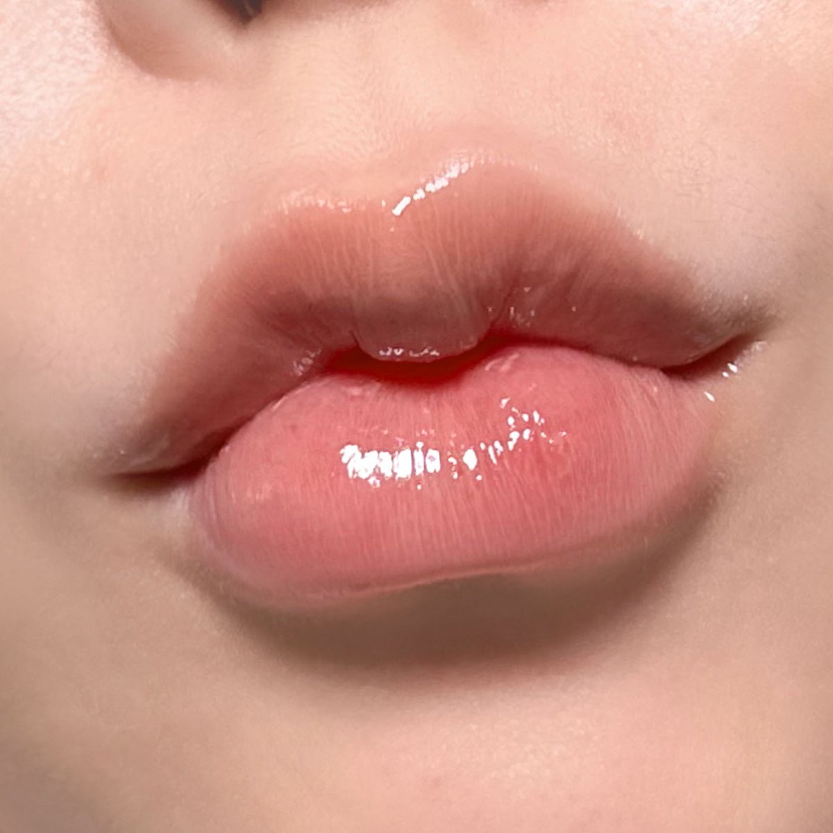 ติดใจกลอสของ peripera มาก ถ้าใครชอบโทนนู้ดๆ แนะนำ No.02 เลยนะค้าบ เนื้อเค้าเข้มข้น สีชัดอยู่พอประมาณ ทาแล้วปากดูอิ่มน้ำเลย ชอบบบ 🫶🏻🥺