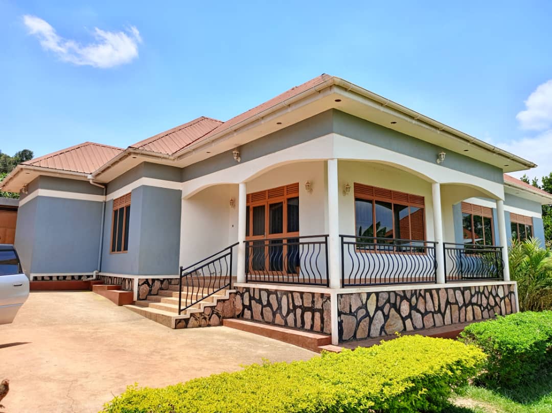 shukranproperty's tweet photo. House is available for sale located at Janyi, Bwebajja on Entebbe road it has got #4bedrooms dinning, sitting room kitchen seated on #20decimals private mile land title on the table FIXED price is #240m
๐ค Call 0706592177 https://t.co/KHoxEAF2vu