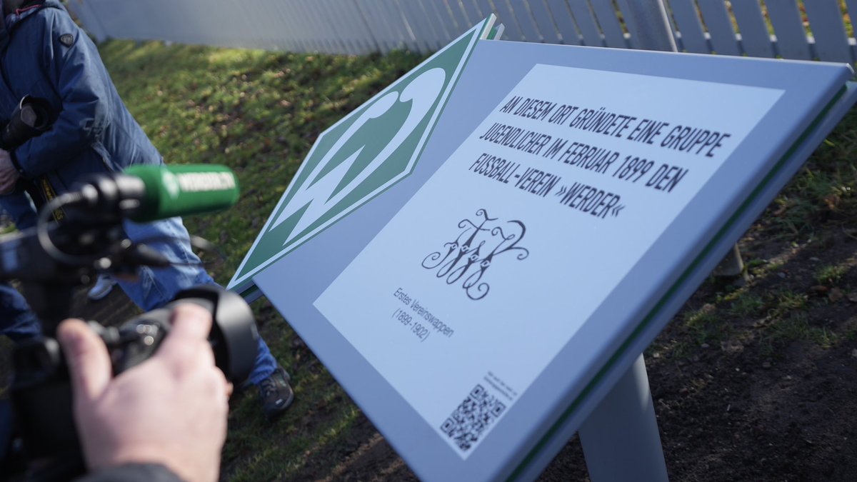 Historisches Ereignis zum 124. Geburtstag. Am Gründungstag des SV #Werder wurde heute feierlich die Stele eingeweiht, die das Ergebnis einer Crowdfunding Faninitiative ist. Vielen Dank für euren unermüdlichen Einsatz für unseren Verein. 💚🤍