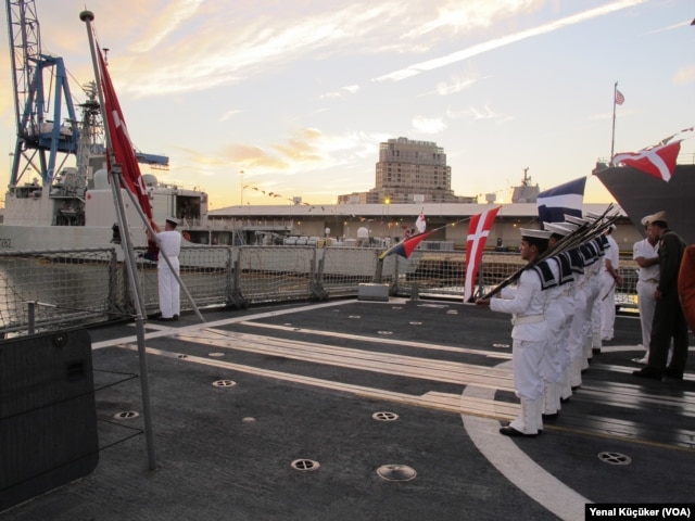 #Navy #Donanma 
Amerikan savaş gemisi #USSNitze İstanbul liman ziyaretinde.
TCG Kemalreis görüldüğü gibi 2014 yılında amerikada liman ziyaretinde. Asılan bayrak görüldüğü gibi en büyük bayraklardan:).
Unutmamışlar onlarda cevap vermis.  Kemalreis fırkateyni Sancak gemimizdir.