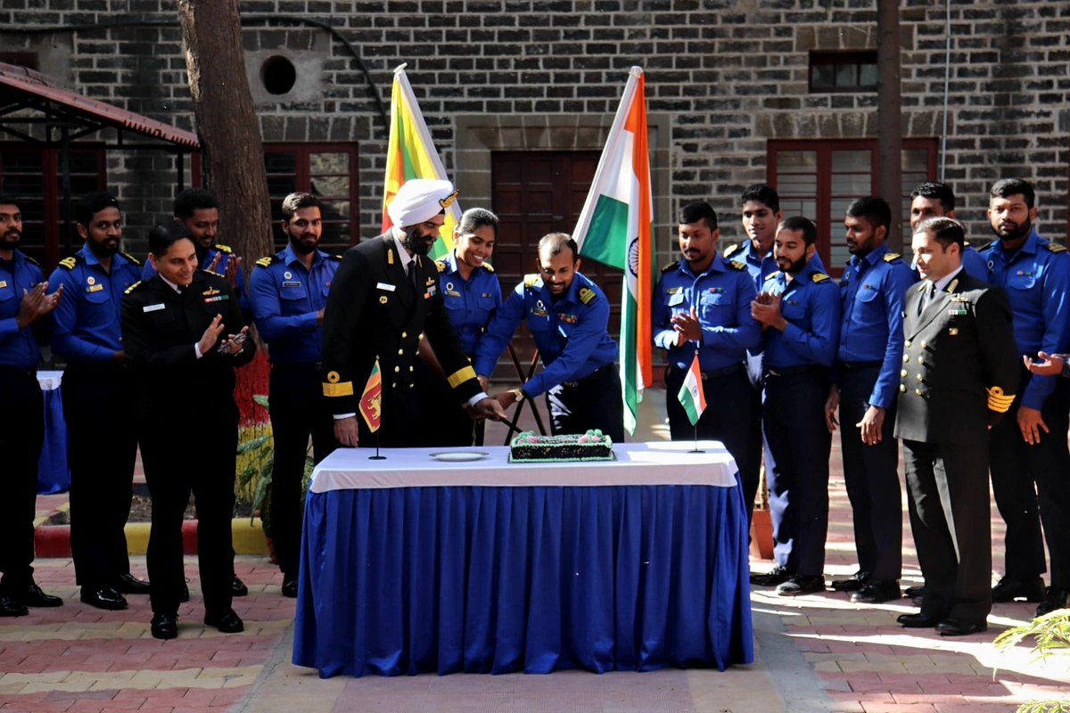 IN_Valsura's tweet photo. #BridgesofFriendship

Happy 75th Independence Day to all #SriLankaNavy alumni &amp; trainees of #INSValsura, #IndianNavy

This special day was commemorated by a cake cutting and warm felicitations to #SriLankaNavy trainees undergoing IT &amp; Electrical Specialisation Courses @IN_Valsura https://t.co/NcEhe2ORyz