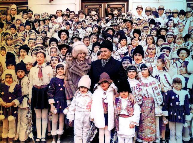 gh0lch0magh's tweet photo. اتفاقا چائوشسکو هم از این عکسا داره.
#مهسا_امینی https://t.co/tcmIcL8dFV
