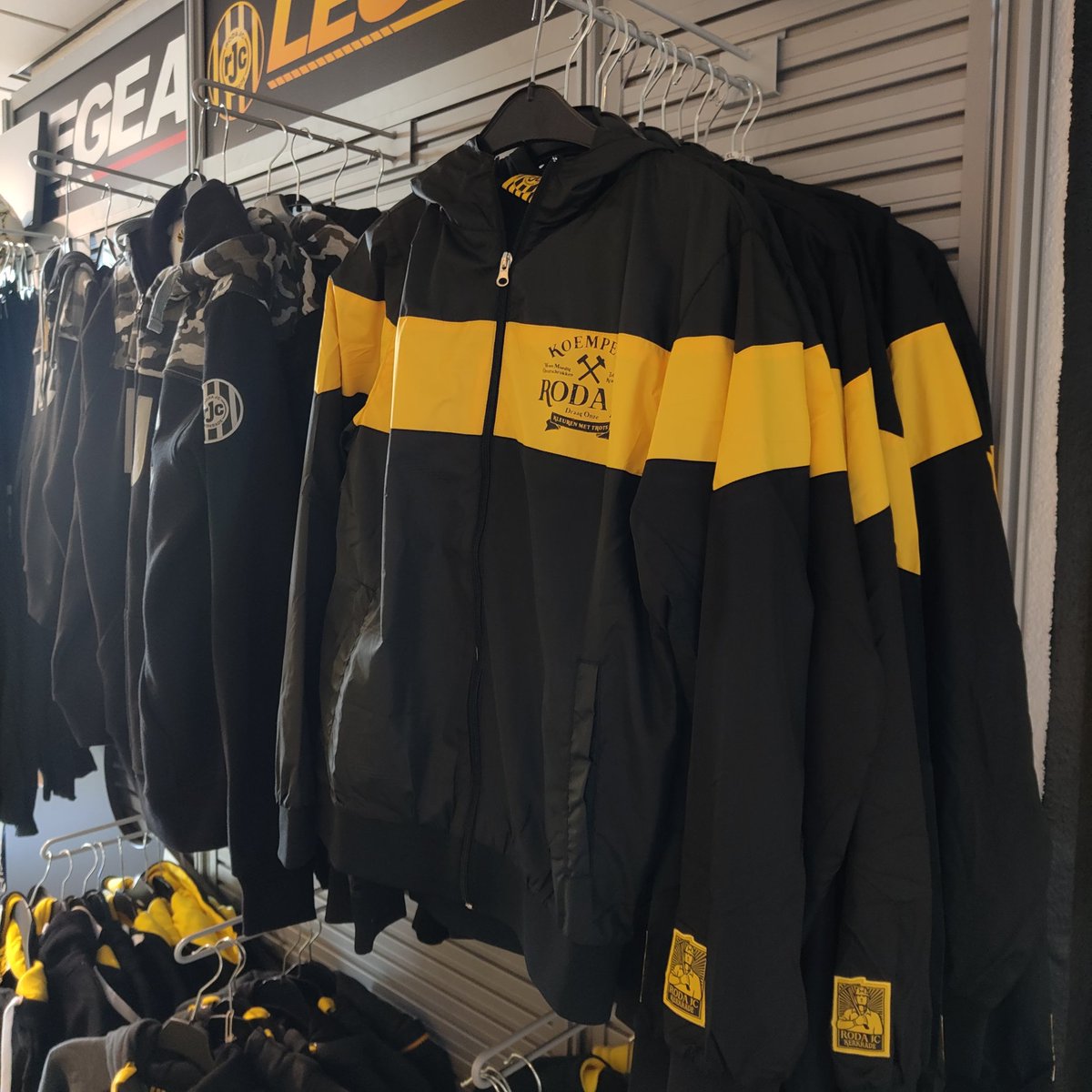 Ook de fanshop is vandaag van 12.00 tot 16.00 uur 𝗼𝗽𝗲𝗻! 🛒

Tot vanmiddag! 👋

#RodaJC