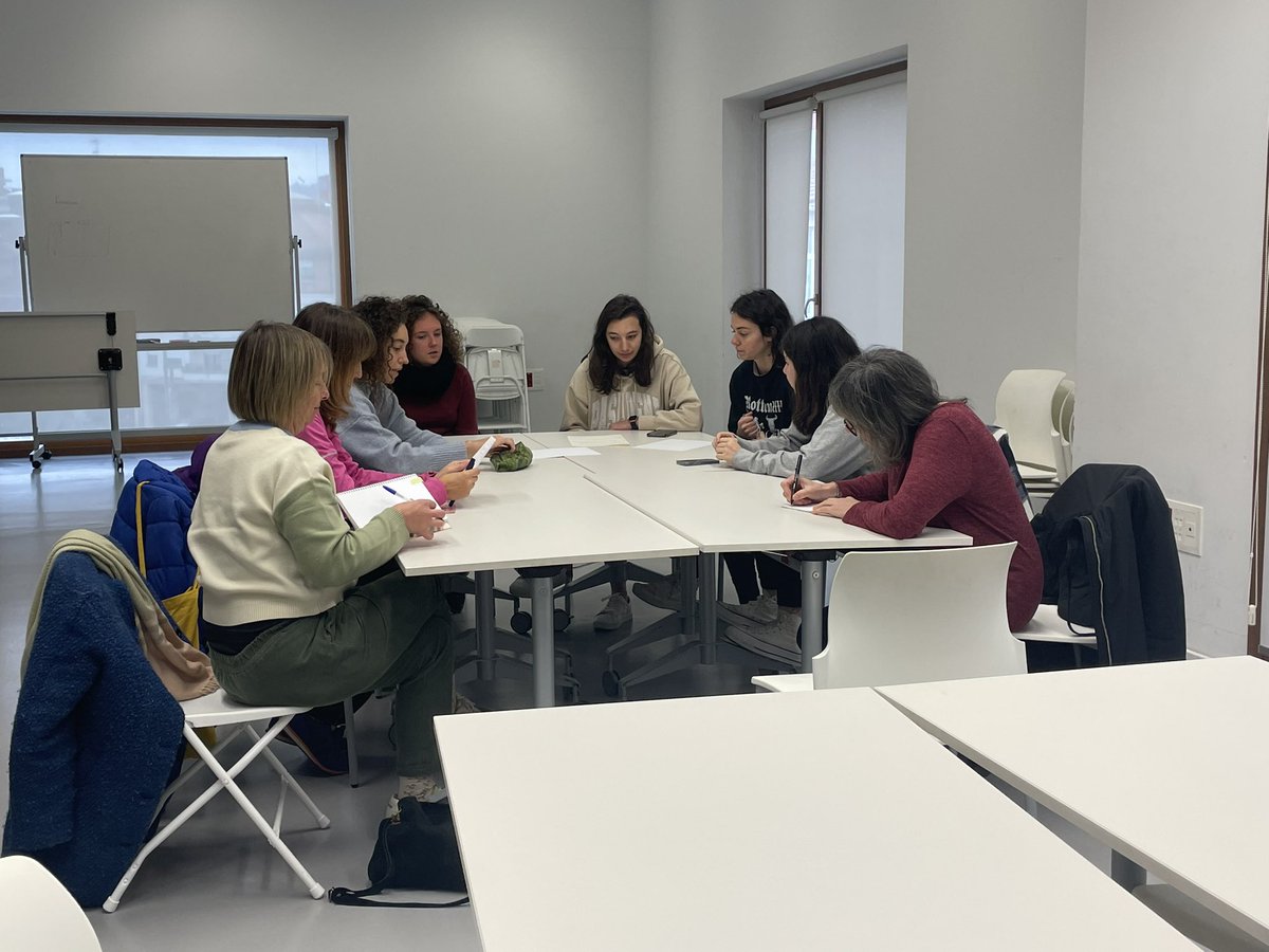 M8 prestatzeko bilera egiten ari dira Kafe Tertuliako kideak eta parte hartu nahi izan duten hainbat emakume* <a href="/kafetertulia/">Kafetertulia</a>