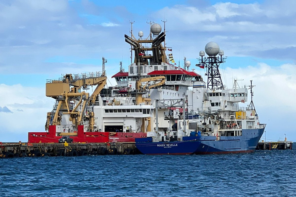 PlymouthMarine's tweet image. PML scientist Malcolm Woodward joins RRS Sir David Attenborough for polar science trials in Antarctica: pml.ac.uk/News/PML-scien… 

#RRSSirDavidAttenborough #SDAscience @BAS_News
