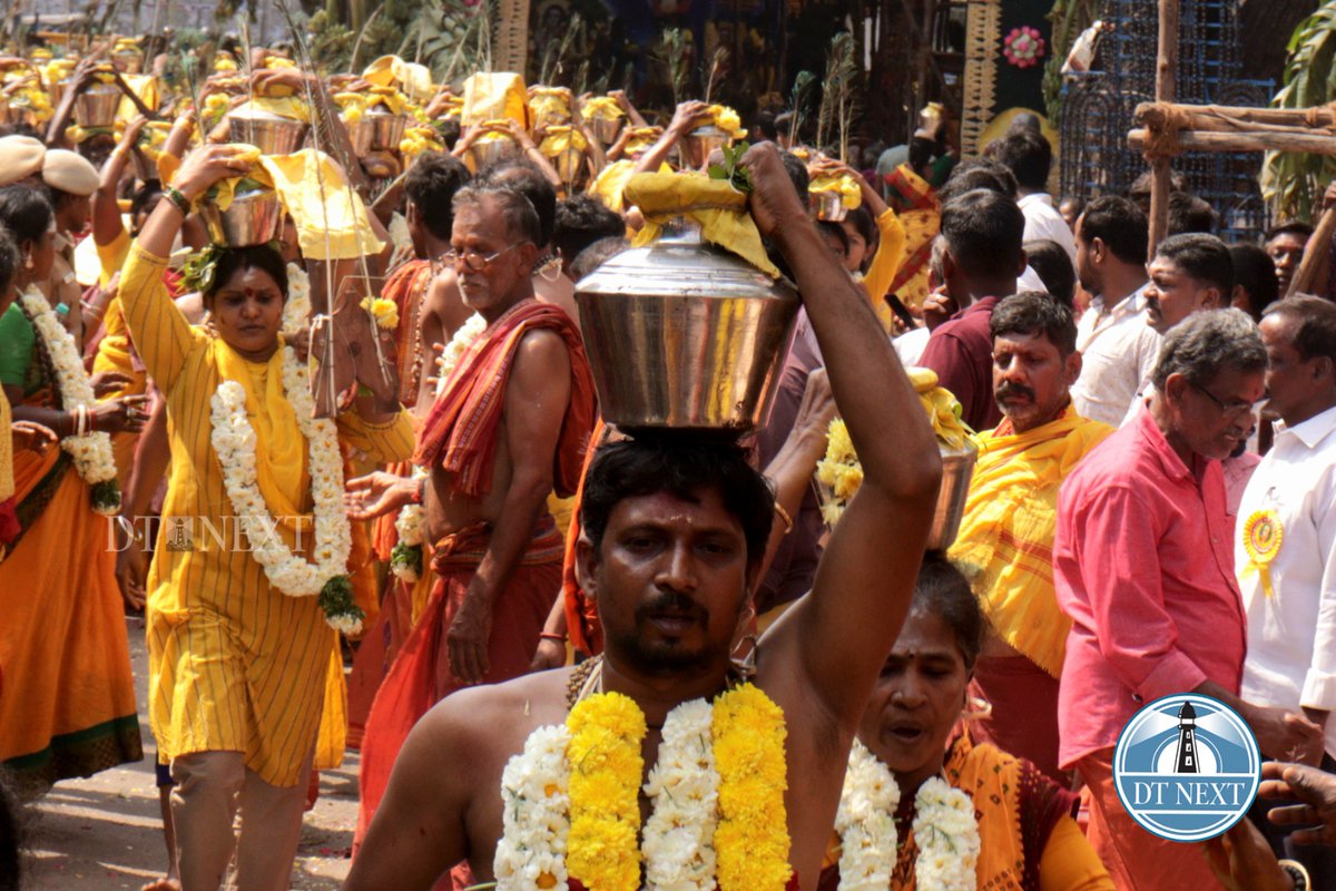 dt_next's tweet image. On the occasion of "Thai Poosam", devotees performed fire walking and took kavadi at Vadapalani Murugan temple today.

📸 @AnandBabu1813 

NOTE: Thread (1/2)

#ThaiPoosam #devotees #Firewalking #Kavadi #VadapalaniMuruganTemple #MuruganTemple #Chennai