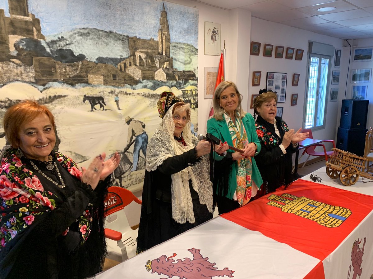 AyuntamientoCV's tweet photo. 🗓 Celebramos Santa Águeda con las mujeres de la Casa de Castilla y León en #ColladoVillalba

📷 Como es tradición, la alcaldesa @MariolaVargasPP entrega el bastón de mando a una de ellas para que lo ostente por un día https://t.co/vrt14inw9p