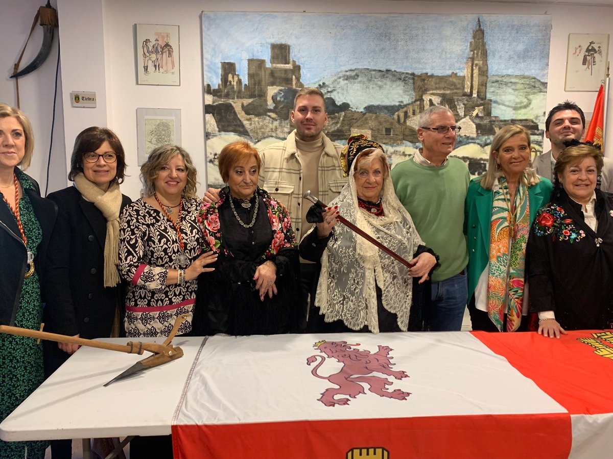 AyuntamientoCV's tweet photo. 🗓 Celebramos Santa Águeda con las mujeres de la Casa de Castilla y León en #ColladoVillalba

📷 Como es tradición, la alcaldesa @MariolaVargasPP entrega el bastón de mando a una de ellas para que lo ostente por un día https://t.co/vrt14inw9p