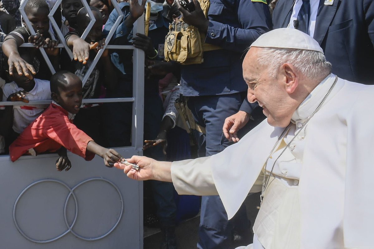 Chi è povero e dona tutto ciò che ha. La foto simbolo del viaggio: fuori dalla cattedrale di Juba un bambino dona al Papa una banconota (foto Vatican Media) #PapainAfrica