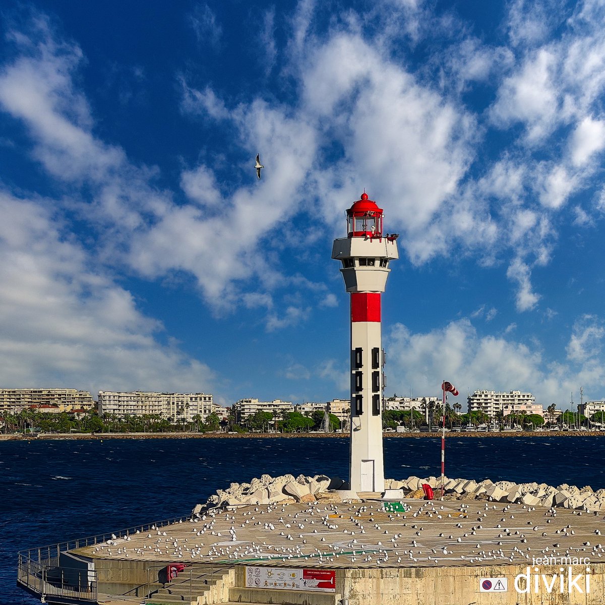 Le phare de Cannes et l’hélistation qui fait aussi office de drop zone pour les goélands !

#cannes #phare #cotedazurfrance
