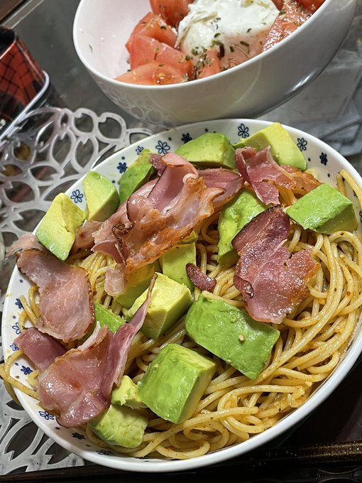今宵はペペロンチーノにトマトチーズなどいただきますわよ 