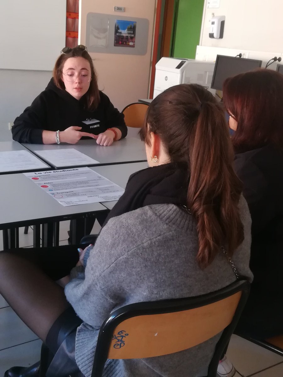 🔝 Axelle BTS Communication 2e année répond aux questions des visiteurs sur la vie étudiante.  Un des 8 stands organisés et animés par tous les étudiants très investis.  Événement organisé en atelier production <a href="/InizanOz/">Inizan V.</a> @ValérieMichas @LyceeOzenne <a href="/acTlseEG/">EGTlse</a>