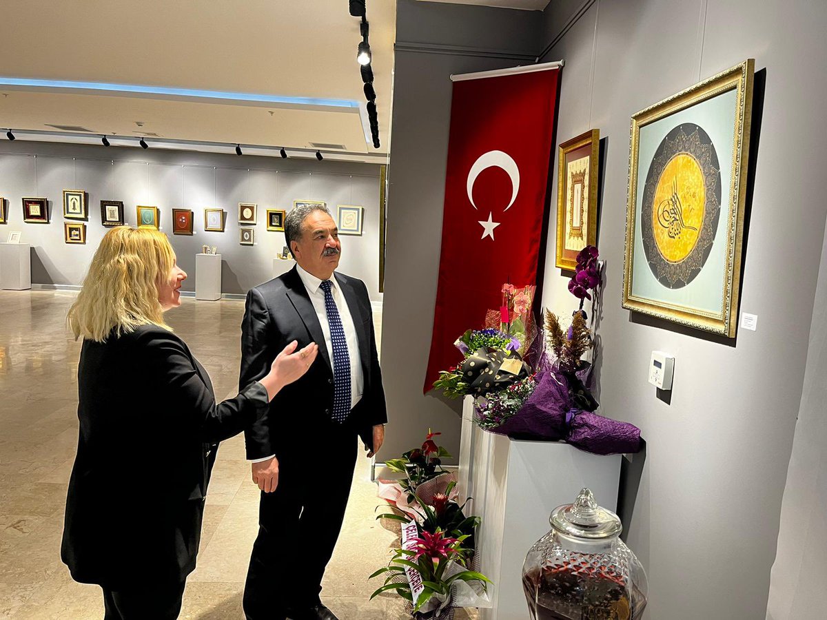 41MustafaGuler's tweet photo. Tezhip sanatçısı İlknur Türker Eriz hanımefendi ve öğrencilerinin hazırladıkları “ Rayiha“ sergisini keyif alarak gezdim emeği geçen hocamıza ve tüm öğrencilerimize teşekkür ederim. Ellerine gönüllerine sağlık. Hat ve tezhip sanatını , öğreten ve yaşatanlara gönül dolusu sevgiler https://t.co/GBmzKLhCXS