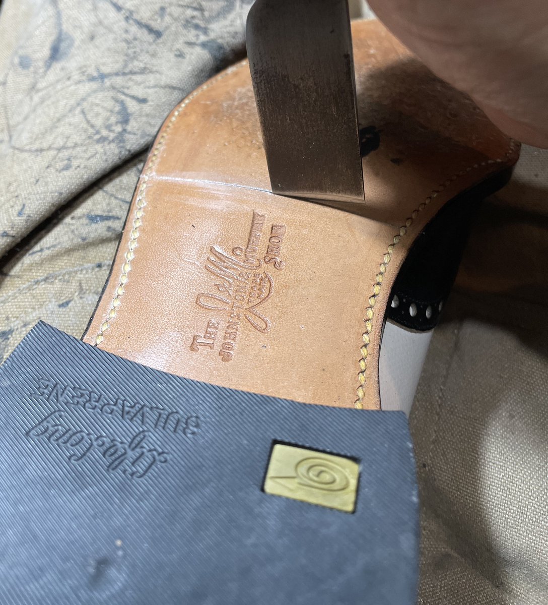 CobblerAsakusa's tweet photo. ハーフラバーソール装着準備中。
#asakusacobbler
#浅草コブラー
#shoerepairs
#靴修理
#ジョンストンマーフィー
#JOHNSTONMURPHY https://t.co/hyLGh64rRo