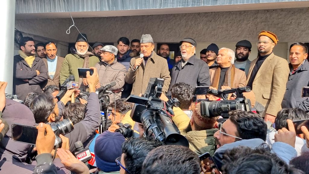 ghulamnazad's tweet photo. Addressed party workers in Srinagar today. I told them to call off the agitation since HM Amit Shah Ji &amp; LG Manoj Sinha ji assured me poor wl not be touched during anti encroachment drive. But we request the LG admin for written order to end the prevailing chaos on ground! https://t.co/xj20zyG6Ex