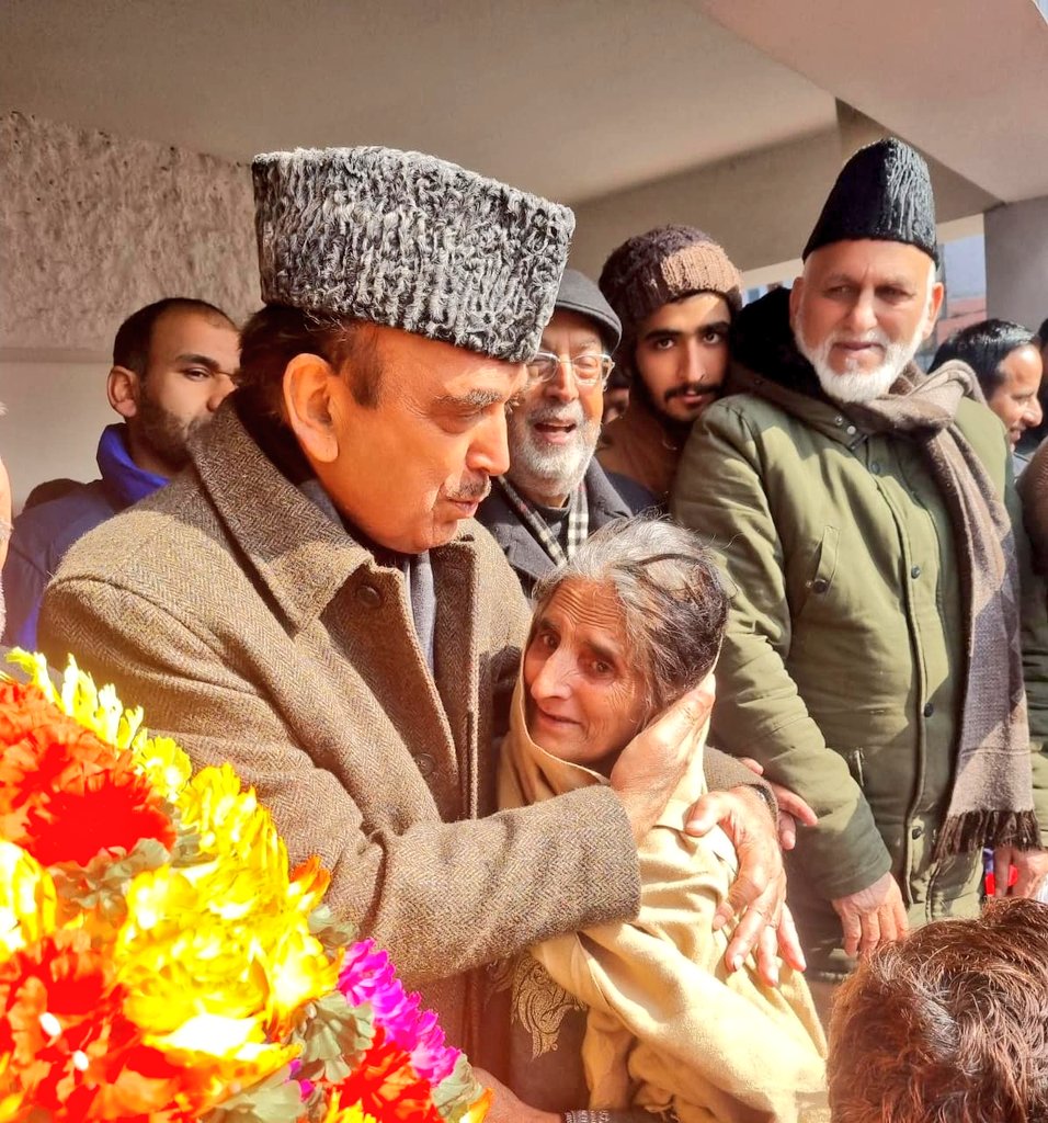 ghulamnazad's tweet photo. Addressed party workers in Srinagar today. I told them to call off the agitation since HM Amit Shah Ji &amp; LG Manoj Sinha ji assured me poor wl not be touched during anti encroachment drive. But we request the LG admin for written order to end the prevailing chaos on ground! https://t.co/xj20zyG6Ex