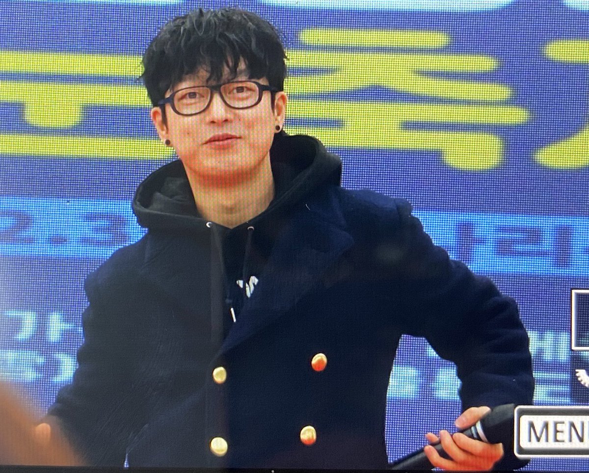 표정 너무 귀엽다ㅠㅠ 코트에 마이크 넣는데 이렇게 귀여울 일인가