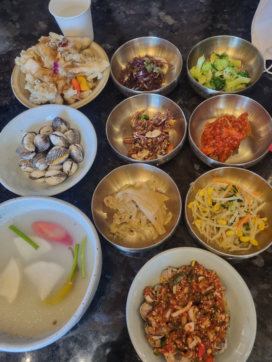 fjjiokdss's tweet photo. 부산 해운대 풍원장 꼬막정찬

푸짐한 기본 반찬은 물론 메인인 꼬막비빔밥과 무침정식은 말할 것도 없이 맛있다. 워낙 유명한 곳이라 대기시간이 꽤 있었지만 잊을 만큼 맛있었다. 대중교통을 타고 가기엔 위치가 애매하지만 충분히 가볼만한 곳이다. https://t.co/Gy1yphD7rp