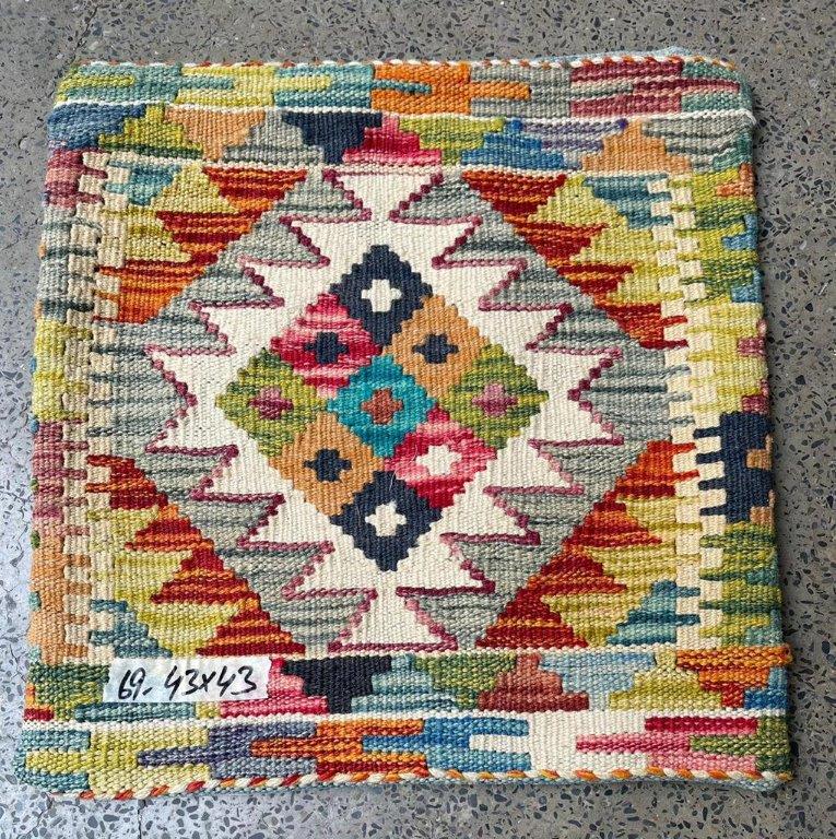 Sakama carpet
Available design Kilim cushions
superior quality.
Whatsapp 0092 3458285192