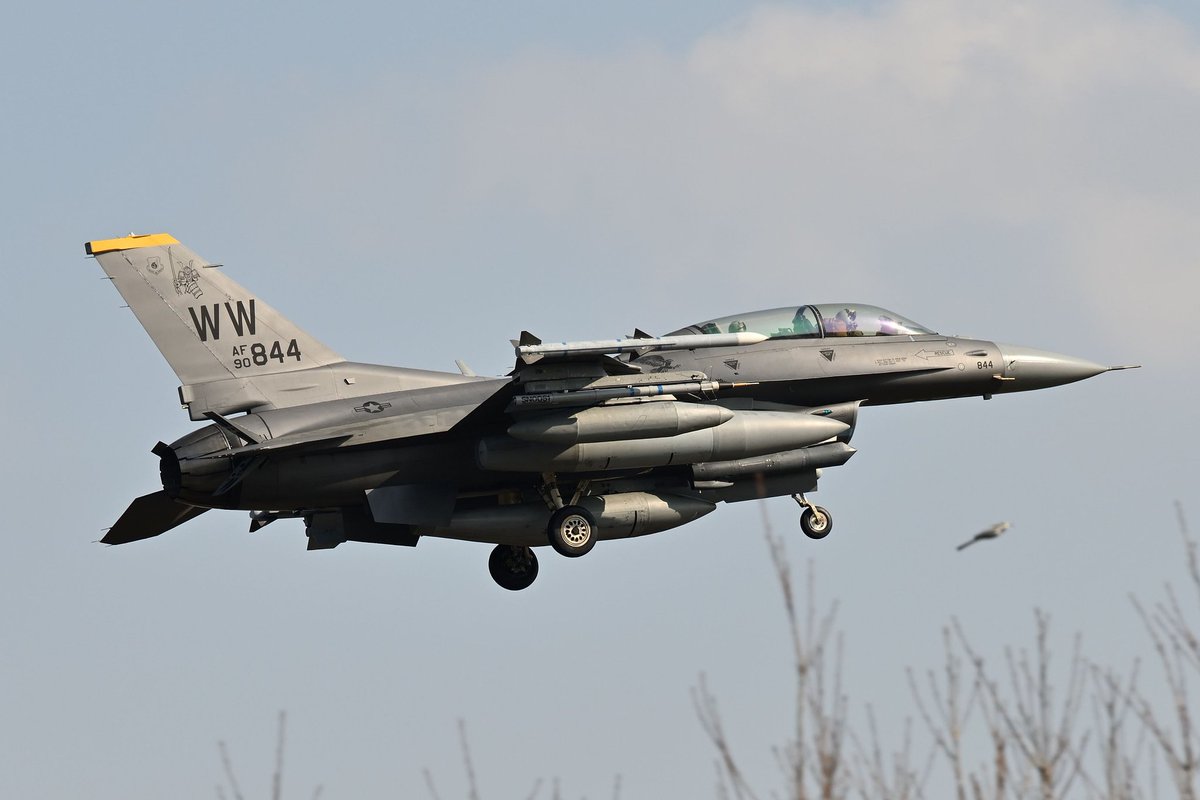 modelight329's tweet image. 2023/02/04
今日の横田基地、話題の新塗装を施した青森県産（？）のF-16が飛来。暖かい島に行こうとしたけど諦めたご様子…😩
WGAの747撮ったら月も一緒に写りました☺️
#横田基地　#RJTY