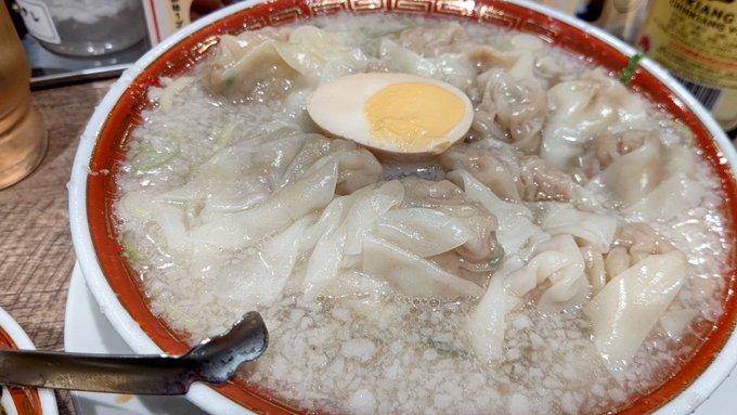 ワンタン麺いただきます(麺と同じくらい雲呑はいってびびりながら 