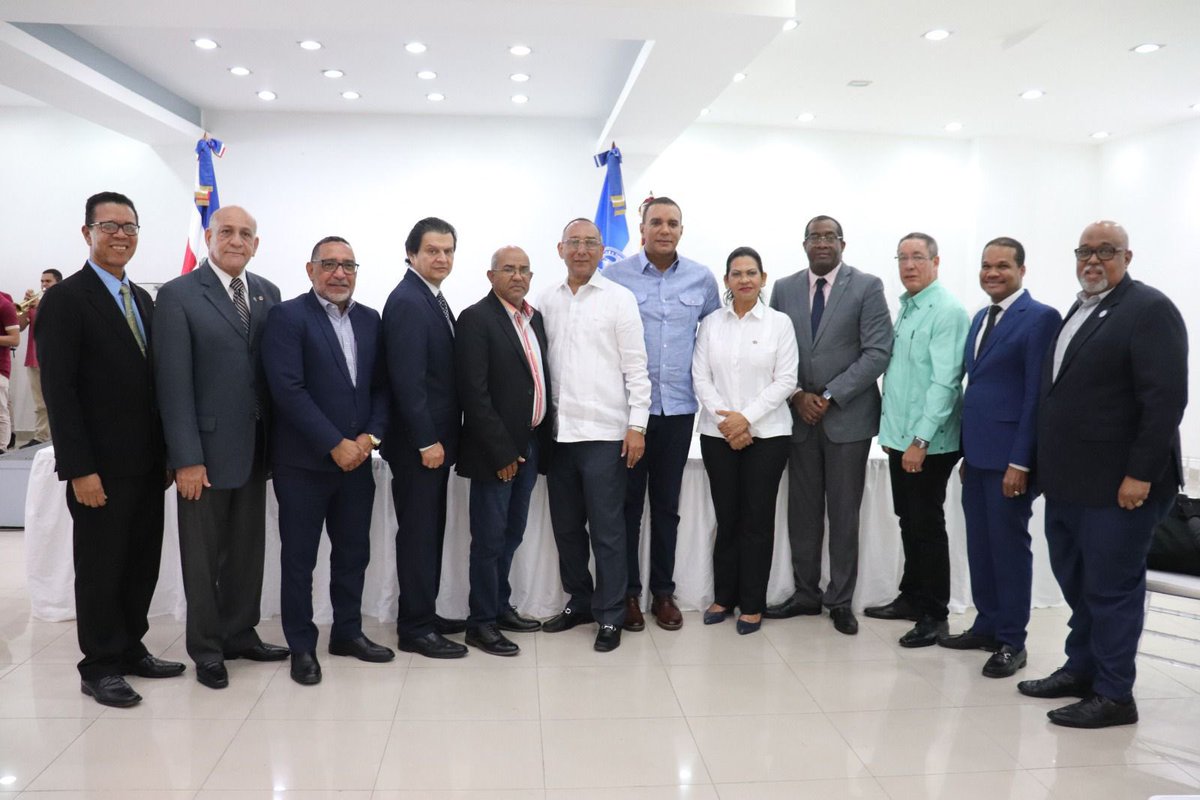 El Dr.Antonio Ciriaco Cruz, Decano de la Facultad de Ciencias Económicas y Sociales,imparte conferencia en el Centro UASD- Moca, titulada "El papel de la UASD en el Desarrollo Regional".
En dicha actividad estuvieron presente las principales autoridades del Municipio.