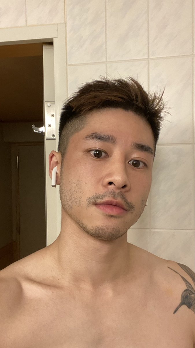 沒身材就放臉好了😆