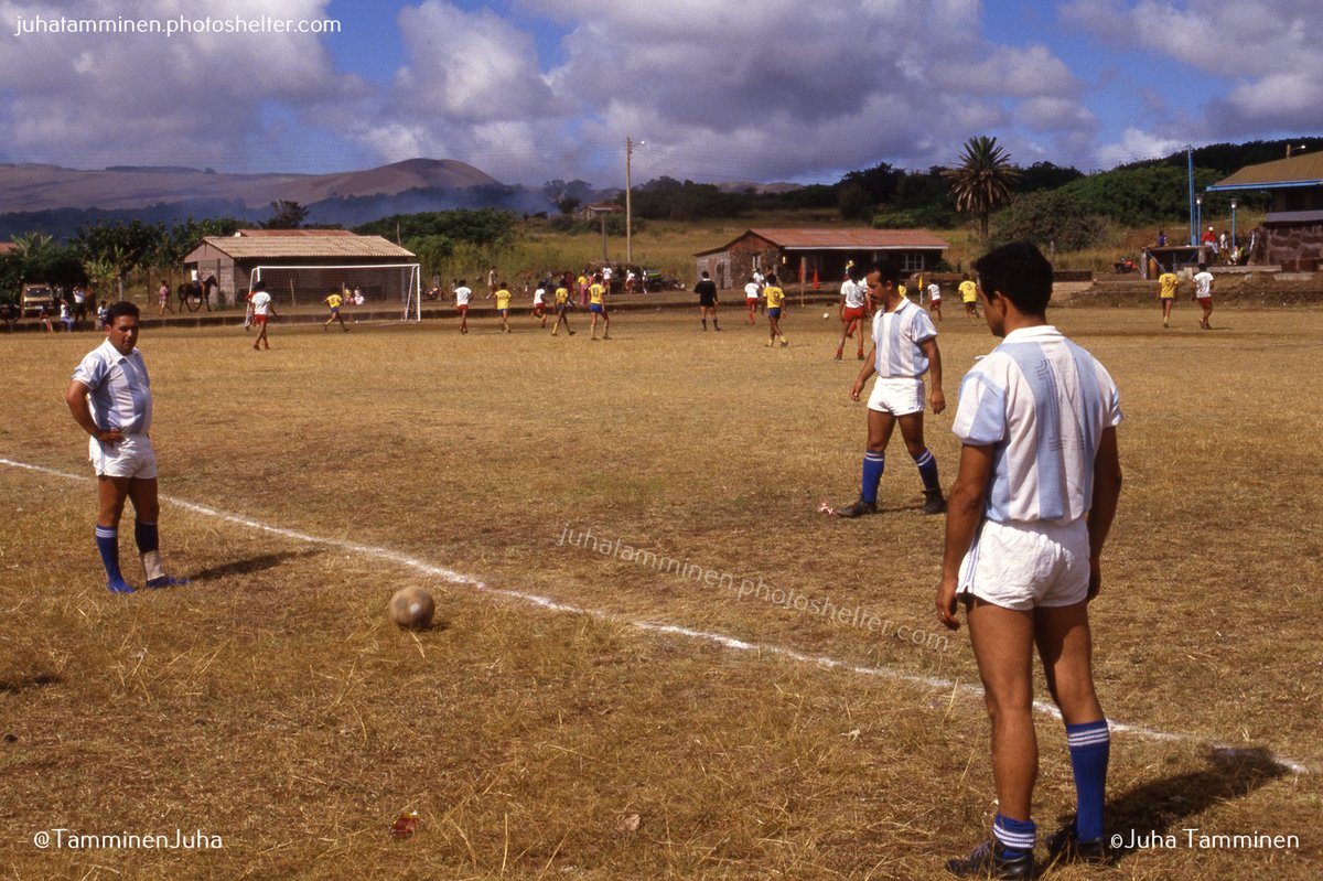 TamminenJuha's tweet photo. Torneo de fútbol de Tapati Rapa Nui 1987 #RapaNui #IsladePascua #EasterIsland #Tapati @Muni_Rapanui https://t.co/MtOX0R6KNW