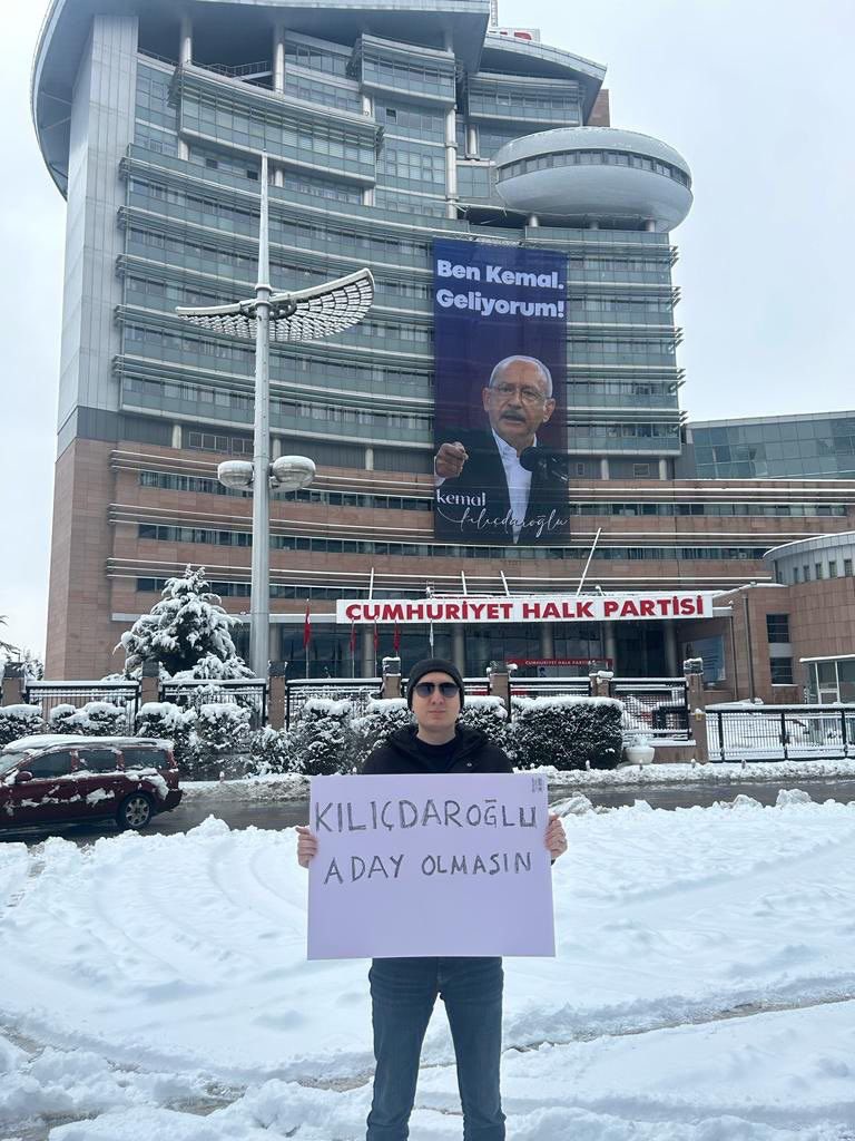 pusholder's tweet photo. Bugün bir genç CHP Genel Merkezi’nin önünde ‘Kılıçdaroğlu Aday Olmasın’ pankartı açtı. https://t.co/8KQztewaMX