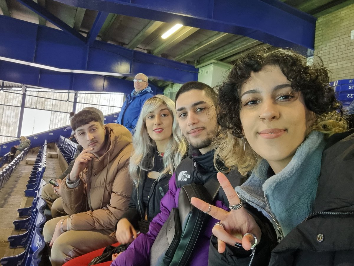 Gwedlid on Twitter "Girl on the right at the hairdressers Yeah can I