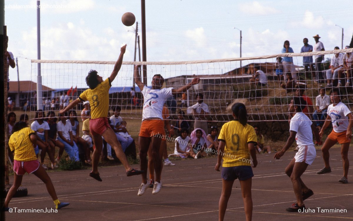 TamminenJuha's tweet photo. Volleyball tournament on Easter Island 36 years ago, part of the Tapati Rapa Nui week events #volleyball #RapaNui #Tapati #IsladePascua #EasterIsland @Muni_Rapanui https://t.co/CkF9U1WdZh