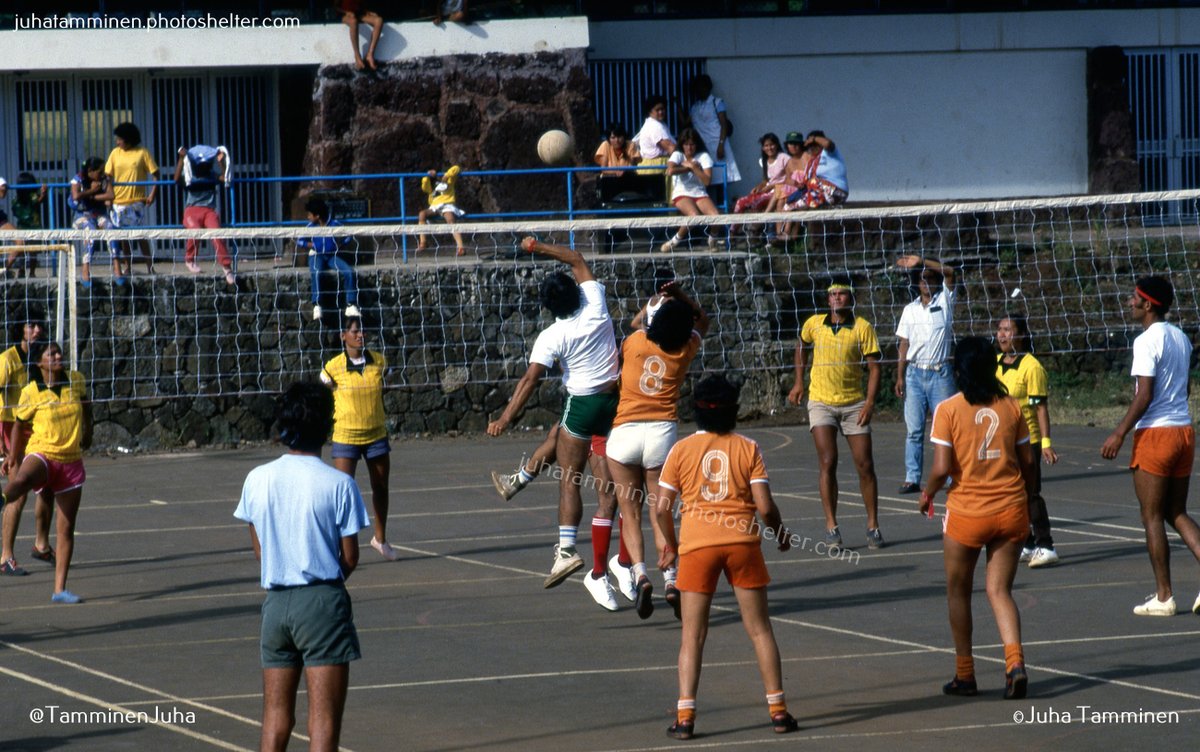 TamminenJuha's tweet photo. Volleyball tournament on Easter Island 36 years ago, part of the Tapati Rapa Nui week events #volleyball #RapaNui #Tapati #IsladePascua #EasterIsland @Muni_Rapanui https://t.co/CkF9U1WdZh