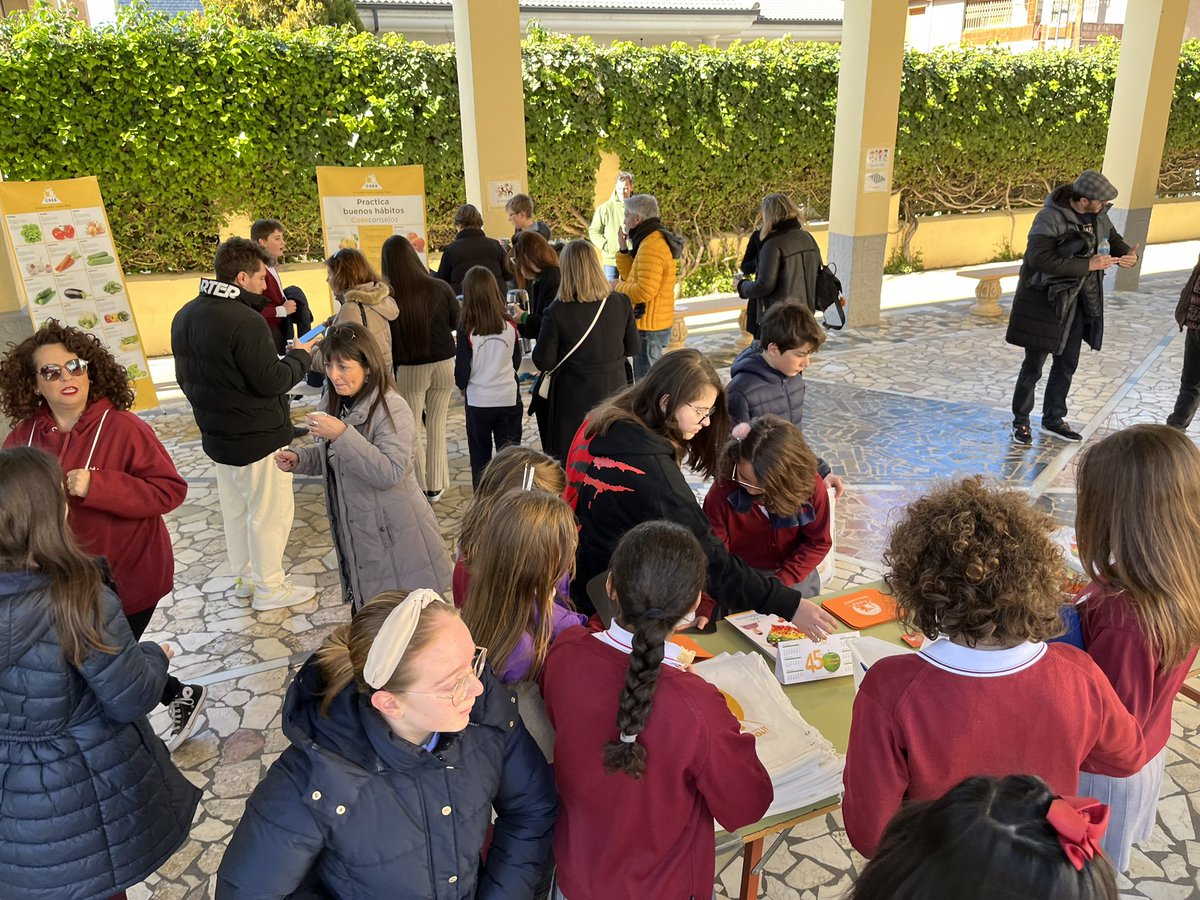 Estupenda mañana en el Colegio Carmelitas de Elda <a href="/CarmelitasElda/">SMC CarmelitasElda</a> 
JORNADA DE PUERTAS ABIERTAS 
Coes presente con su alimentación saludable 🍏🍇🥬🥦 y equipo demonitoras de comedor . ¡ Enhorabuena cole !!! Por el éxito de la jornada.