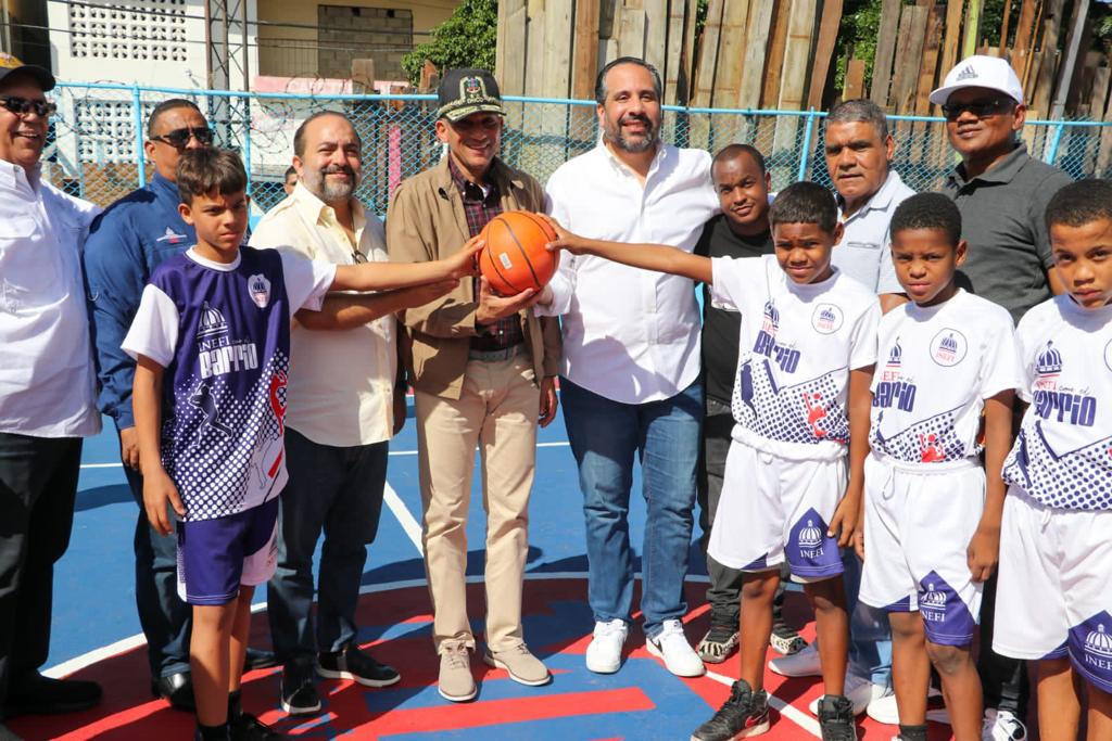 inefirdoficial's tweet photo. Junto a la @dncdrd dejamos implementado el programa #INEFIConElBarrio", en la cancha de “Mono Mojao”, sector Villa Consuelo, Distrito Nacional. "INEFI con el barrio" tiene la finalidad de promover la sana recreación y alejar a niños, adolescentes y jóvenes de los malos vicios. https://t.co/ViMgBwBrNt