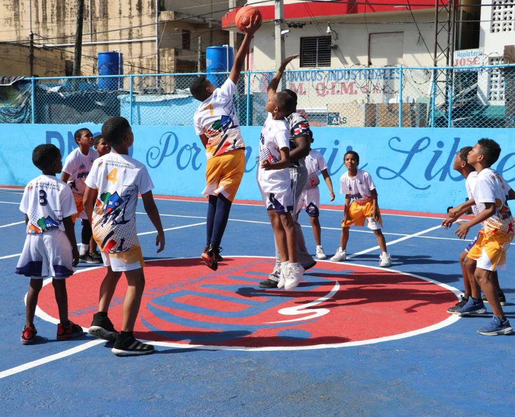 inefirdoficial's tweet photo. Junto a la @dncdrd dejamos implementado el programa #INEFIConElBarrio", en la cancha de “Mono Mojao”, sector Villa Consuelo, Distrito Nacional. "INEFI con el barrio" tiene la finalidad de promover la sana recreación y alejar a niños, adolescentes y jóvenes de los malos vicios. https://t.co/ViMgBwBrNt