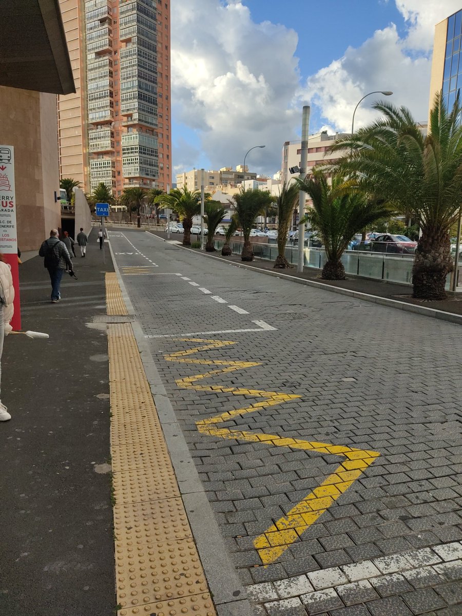 DdvgEs's tweet photo. Si viene un finde a Santa Cruz, no hay #taxi, poca frecuencia de #tranvías ni #guaguas. Es imprescindible no ese en vehículo propio y caminar, porque el transporte público del @CabildoTenerife y el ayuntamiento de Santa Cruz.... No funciona. Pésima gestión pública. https://t.co/yp8CYZfyWc