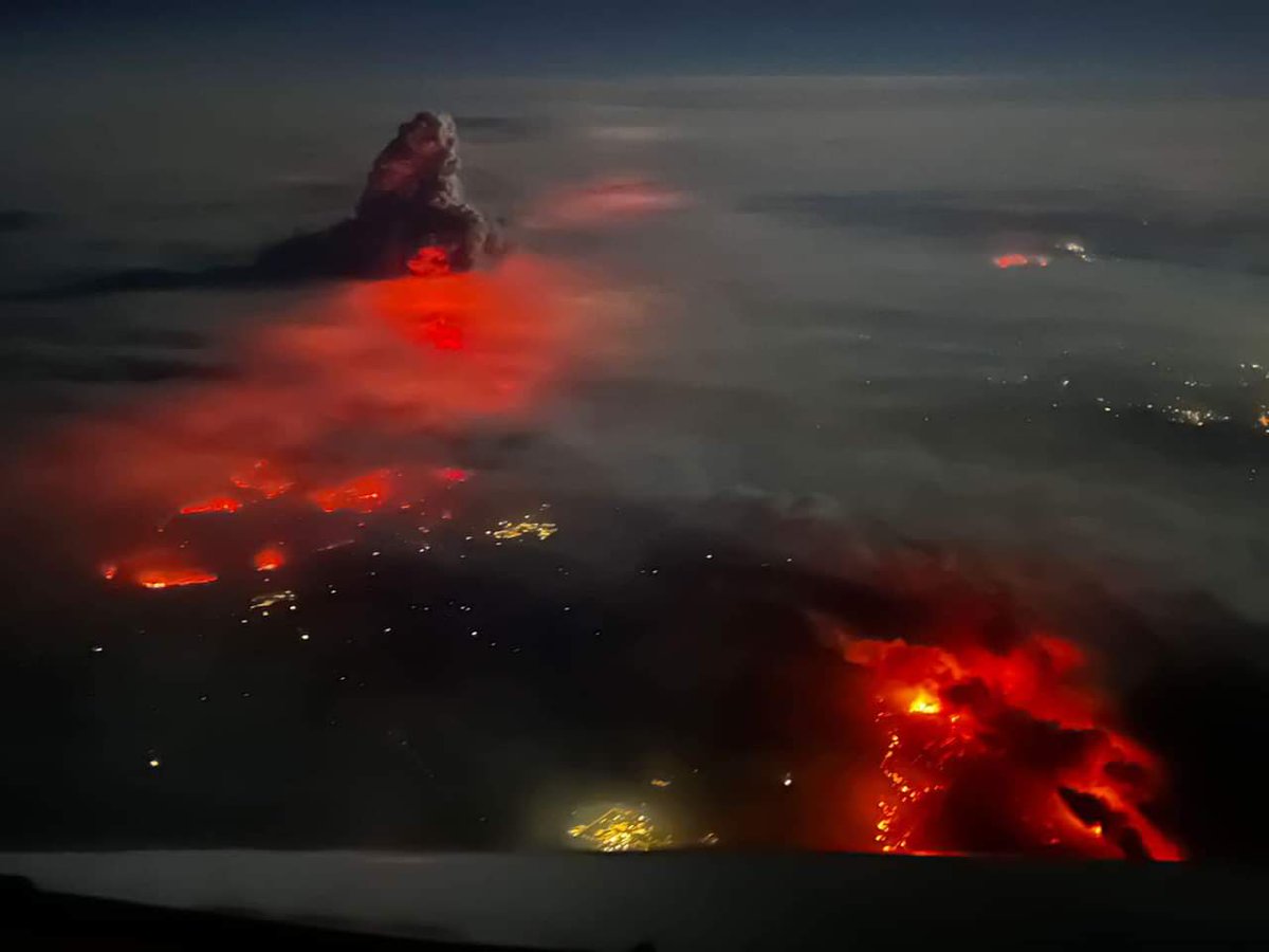 Pamelnos's tweet photo. Fotos q tomó un piloto de Latam, a los incendios forestales, desde la cabina.
(Si averiguo su nombre lo anexo) https://t.co/BqCp6GzkIo