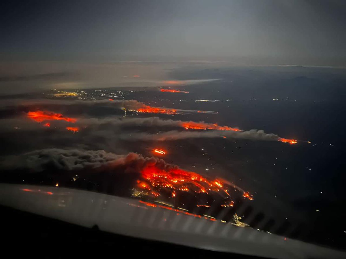 Fotos q tomó un piloto de Latam, a los incendios forestales, desde la cabina.
(Si averiguo su nombre lo anexo)