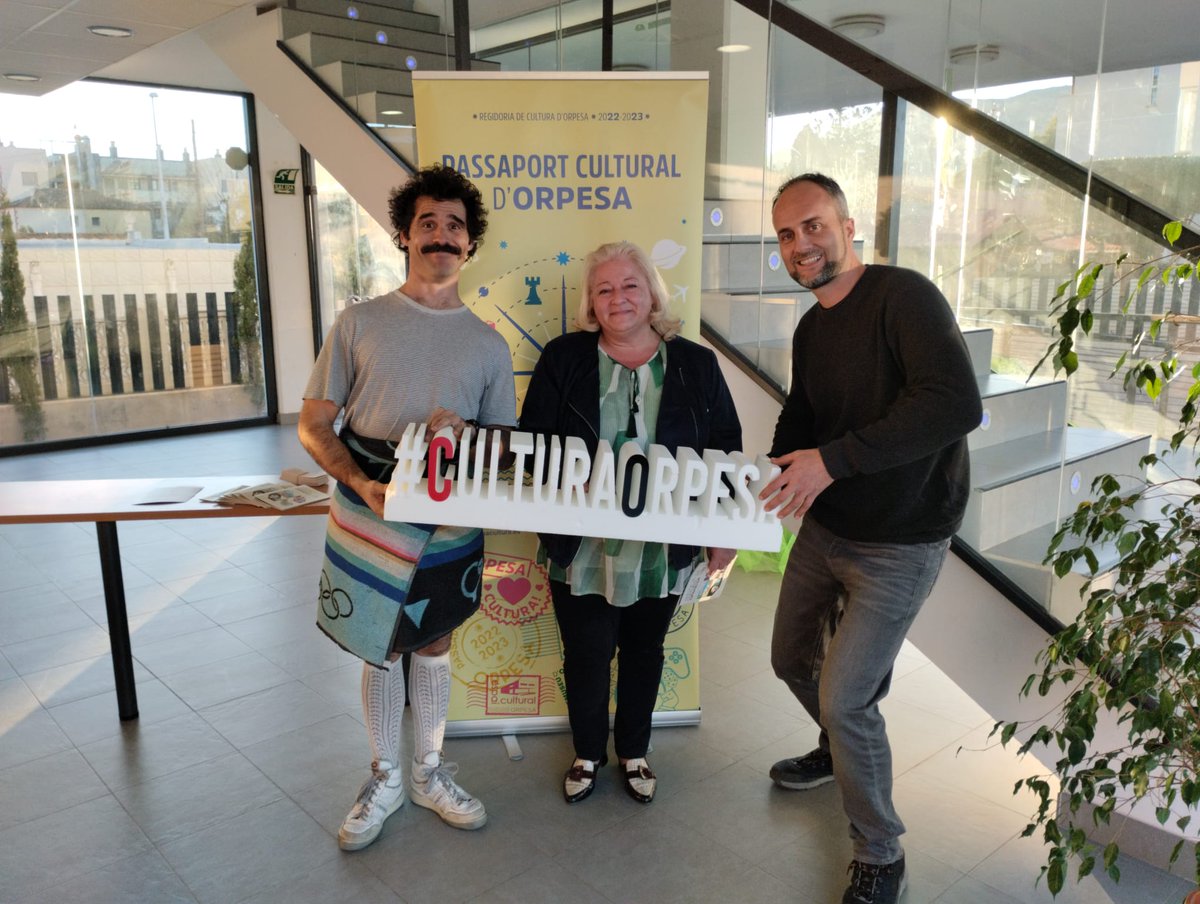 Apoyando la Cultura en Oropesa del Mar con #Wilbur y Mr. Babakus. Tarde con amigos en el espai cultural. #OrpesaCultural <a href="/CsOropesa/">Ciudadanos Oropesa</a>