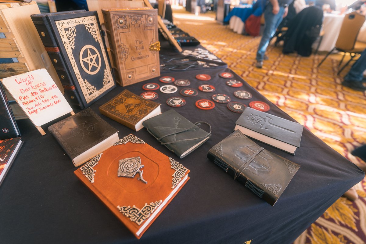 CaptainConCrew's tweet photo. Loads of custom dice, hand made gaming components, and a selection of WWoD paraphernalia that would make Dracula blush. Modern Artifice is a can't miss.
#CaptainCon #CaptainCon2023 #Gaming #BoardGames #Miniatures #TabletopGames #RPGs #Cosplay #CustomDice #WorldOfDarkness https://t.co/ljn4aHYlGj