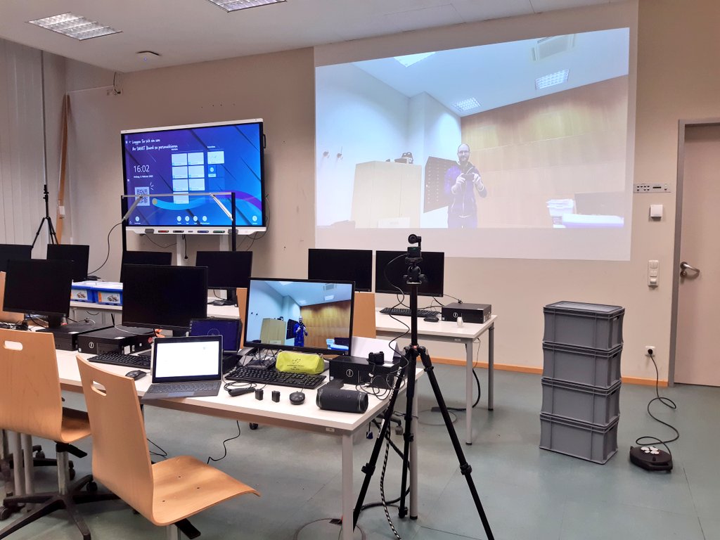 MMagdowski's tweet photo. Die gestrigen Kick-Off-Präsentationen im #LEGOPraktikum2023 fanden natürlich hybrid statt, den wir haben 7 Vor-Ort- und 4 Remote-Gruppen.
Hier noch ein kleiner Blick auf mein #Hybridsetup:
- @OBSBOT_Official-Tracking-Cam
- @Hollyland_Tech-#LARK150 Ansteckmikrofone
- Bluetooth-Box https://t.co/LJtdsyZKRY