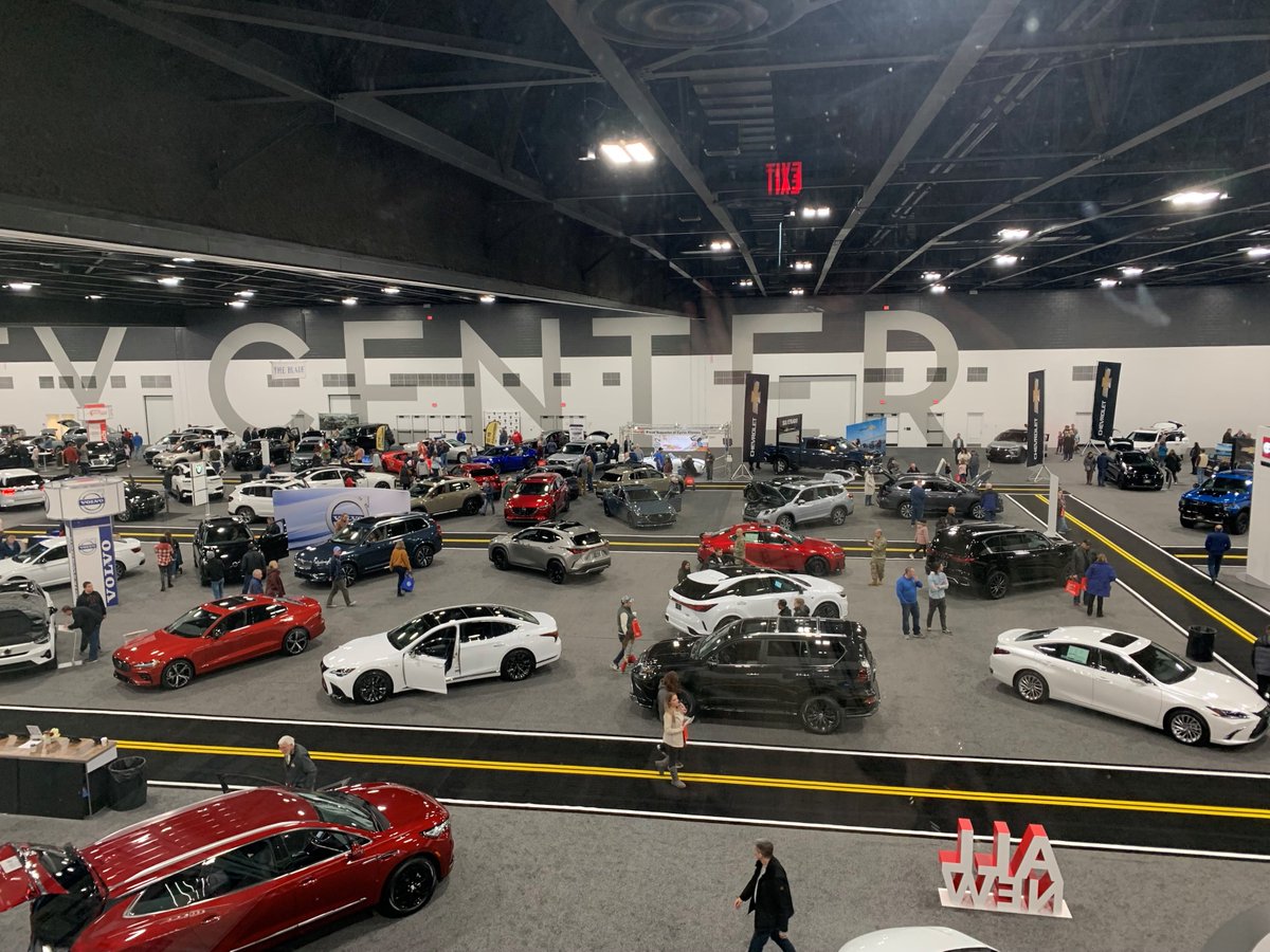 ToledoAutoShow's tweet photo. It's a beautiful day to come see some cars!

Open 10am-9pm today! #toledoautoshow https://t.co/0fjKN9qgvW
