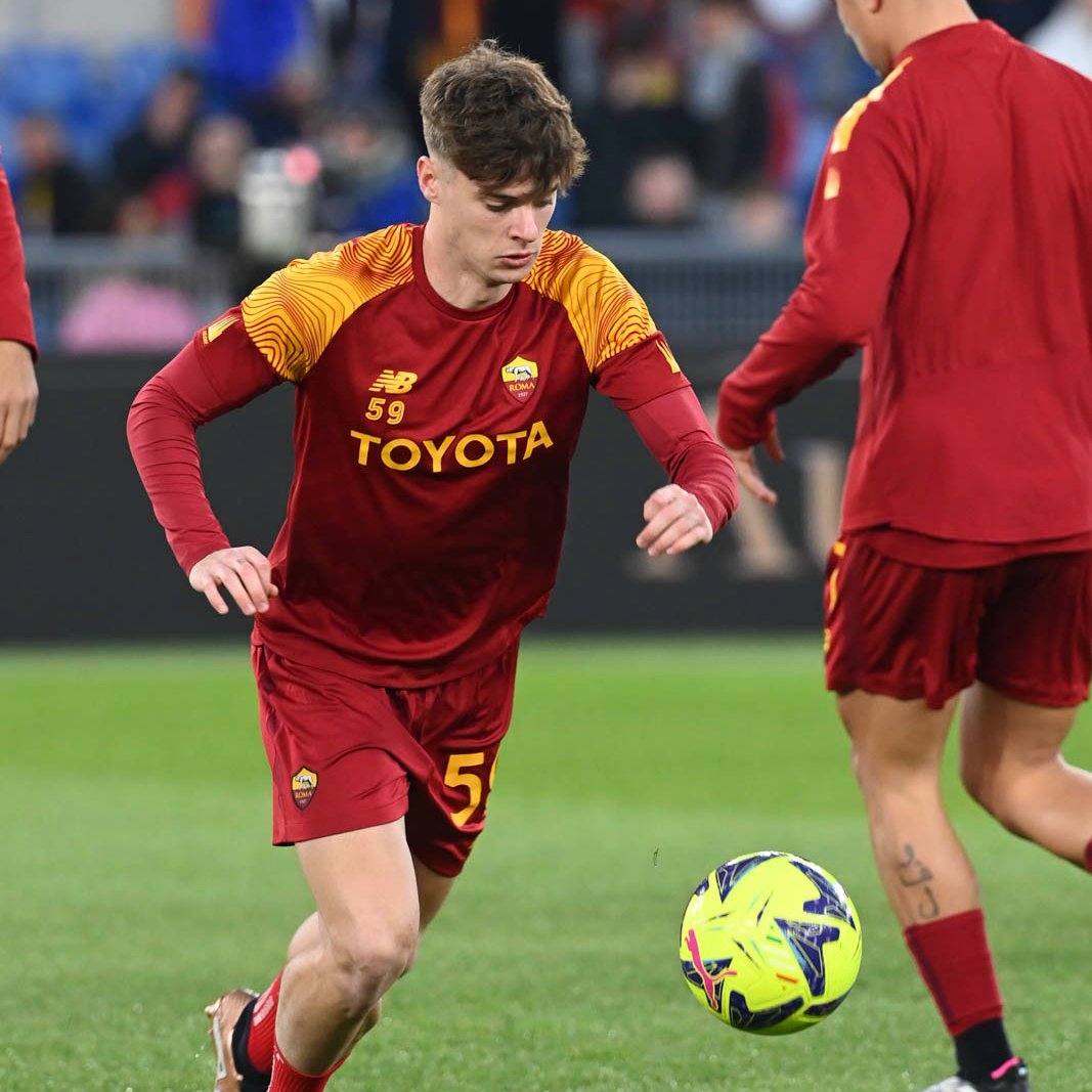 OfficialASRoma's tweet photo. 🗓️ La 50a presenza in giallorosso a 21 anni e 12 giorni.

🐺 Esattamente come fu per Giuseppe Giannini

#ASRoma https://t.co/H2SpGqDKSY